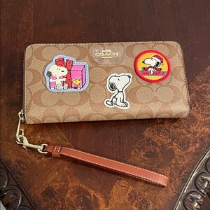 NWOT Coach X Peanuts Brown Signature Zip Wallet Snoopy Patch Accents